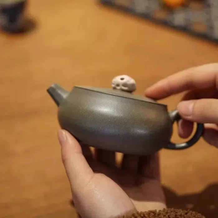Small Round Yixing Teapot with Taihu Stone Lid Knob, Qing Duan Ni 175ml — detail 2