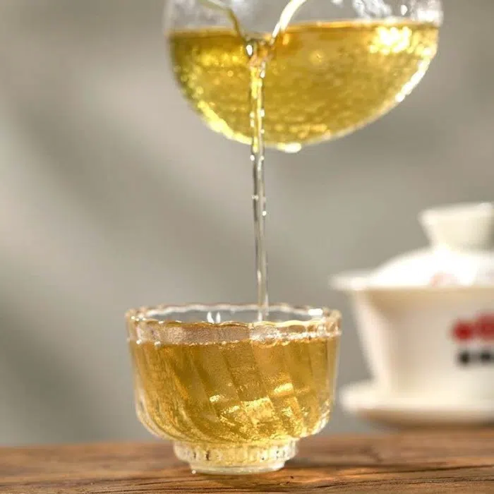 2024 Lao Tong Zhi Old Comrade ‘Fen Dou’ Raw Pu Erh Tea Cake 357g — detail 4