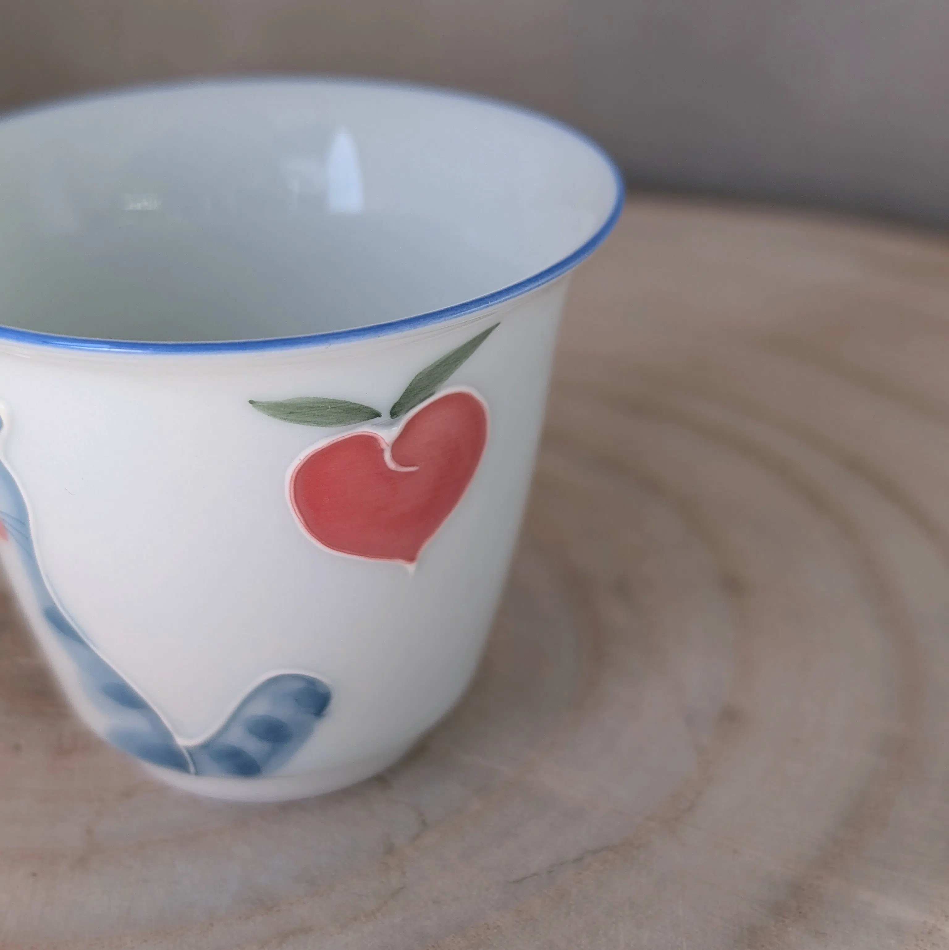 Hand-painted Cats & Peaches Porcelain Teacup 50ml — detail 3