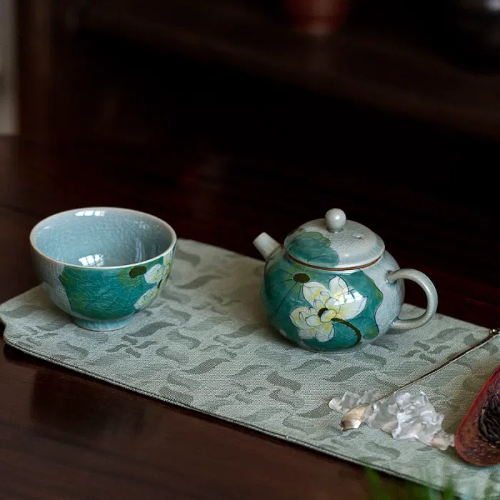 Hand-Drawn Porcelain ‘Lotus Pond’ Tea Tasting Cup, Crackle Glaze 125ml — detail 2