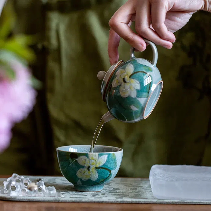 Hand-Drawn Porcelain ‘Lotus Pond’ Tea Tasting Cup, Crackle Glaze 125ml — detail 3