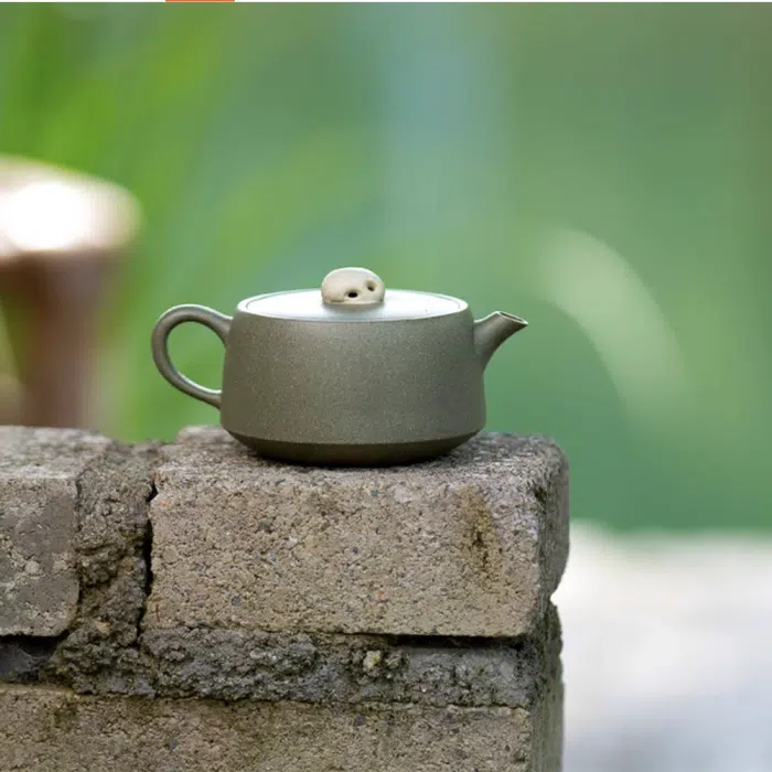 Qing Duan Ni Yixing Teapot with Taihu Stone Lid Knob 150ml — detail 1