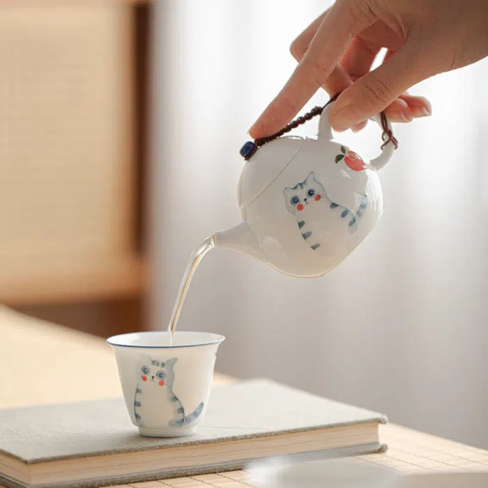Hand-painted Cats & Peaches Porcelain Teacup 50ml — detail 2