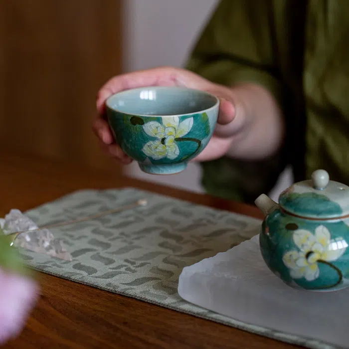 Hand-Drawn Porcelain ‘Lotus Pond’ Tea Tasting Cup, Crackle Glaze 125ml — detail 1